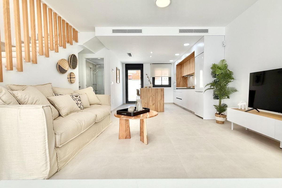 Ruime woonkamer van een 2-slaapkamer woning in Cox, Costa Blanca Zuid, met een gezellige bank en heldere decoratie.