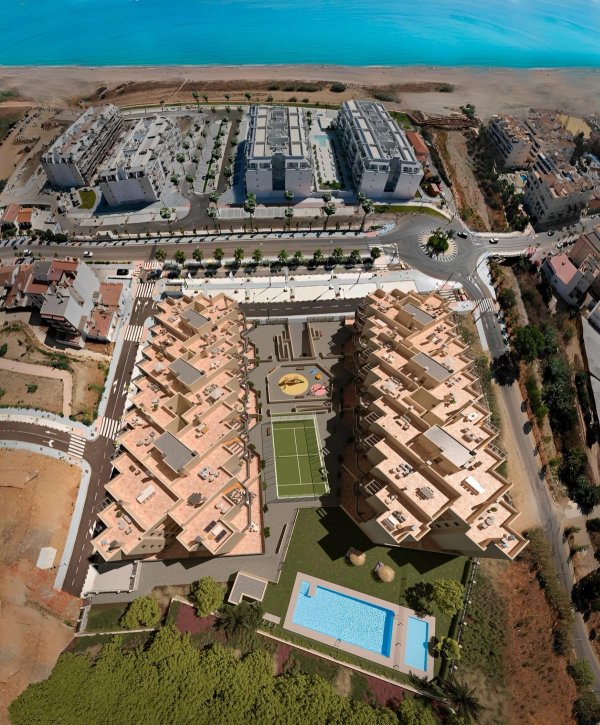 Luchtfoto van een kustresidentialcomplex in Torrox met penthouse-appartementen vlakbij het strand.