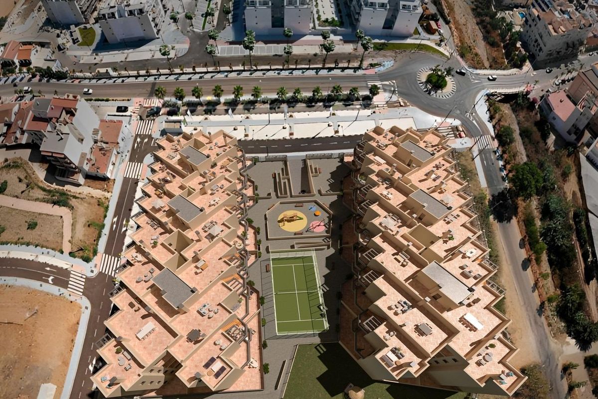 Luchtfoto van een modern wooncomplex vlakbij het strand in Torrox, Costa del Sol, Spanje.