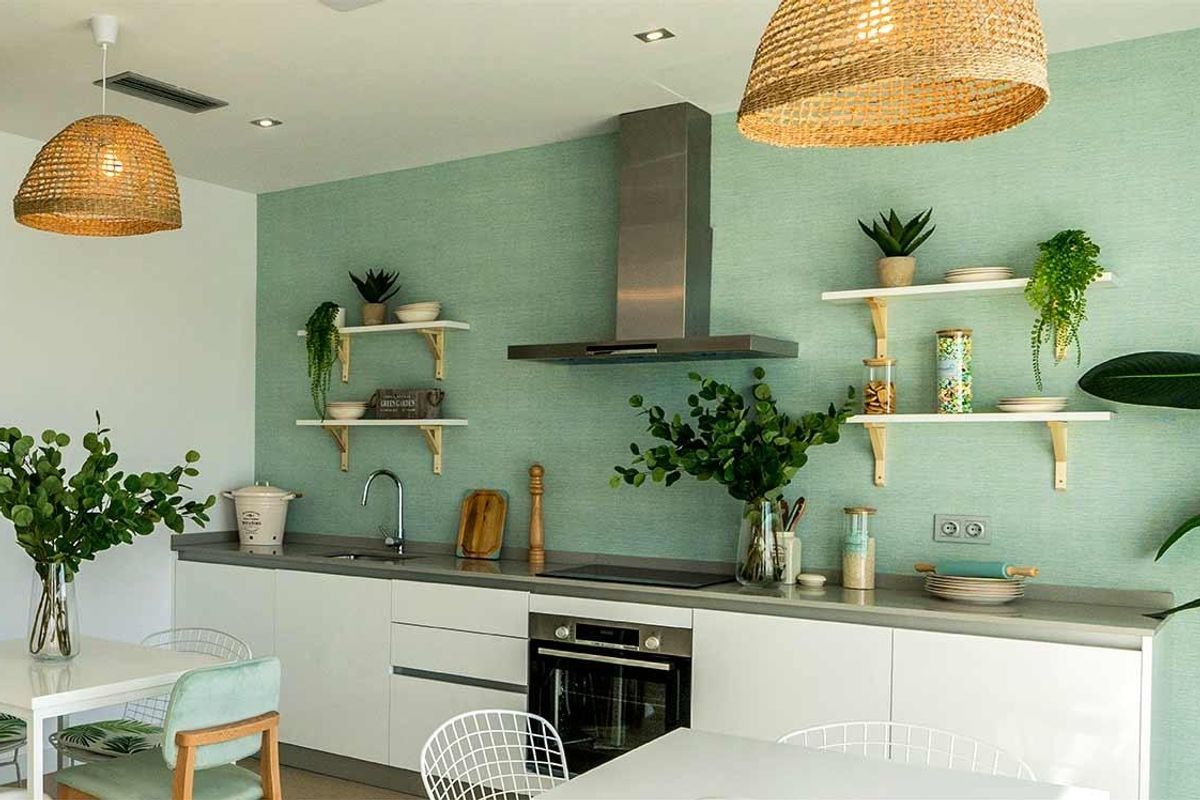 Stijlvolle keuken in een penthouse in Benalmádena, met strakke kasten en groen, perfect voor de culinaire kunsten.