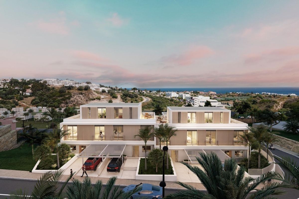 Buitenkant van een moderne 4-slaapkamer townhouse in Estepona, Costa del Sol, met uitzicht op de heuvels.