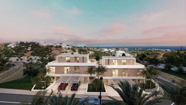 Buitenkant van een moderne 4-slaapkamer townhouse in Estepona, Costa del Sol, met uitzicht op de heuvels.