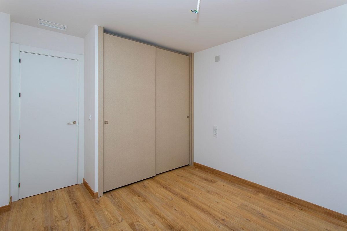 Slaapkamer met inbouwkast in een beneden 3-slaapkamer appartement in Hondón de las Nieves, Spanje.