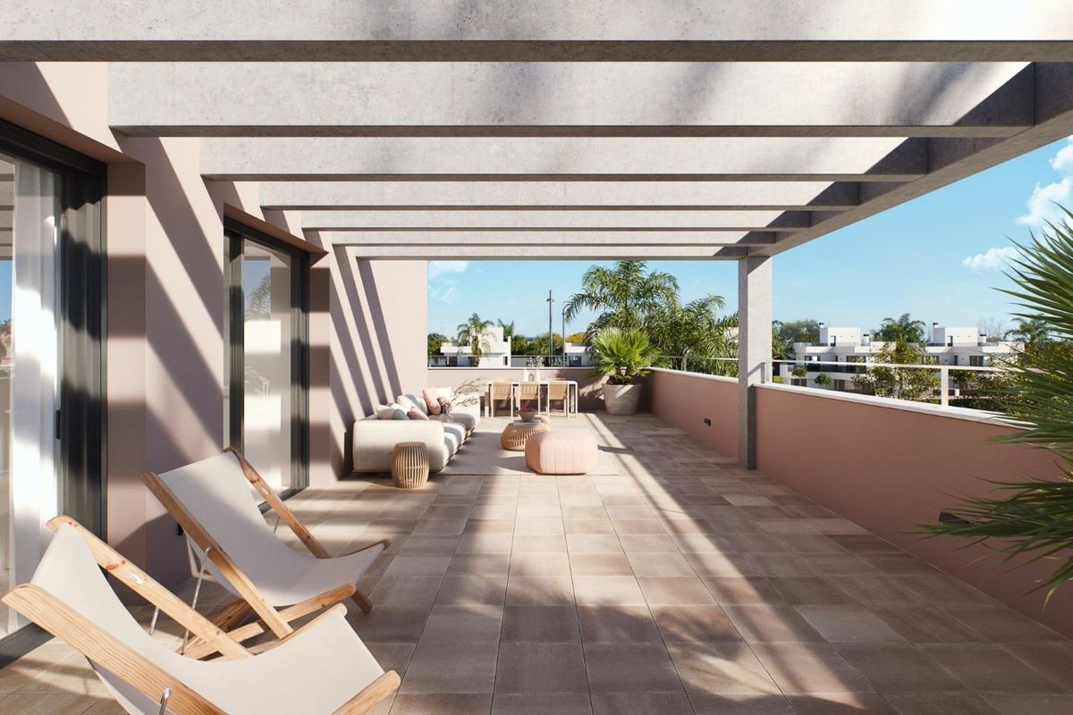 Ruimtelijk terras met zitgedeelte en uitzicht bij een 3-slaapkamer villa in Torre Pacheco, Costa Calida.