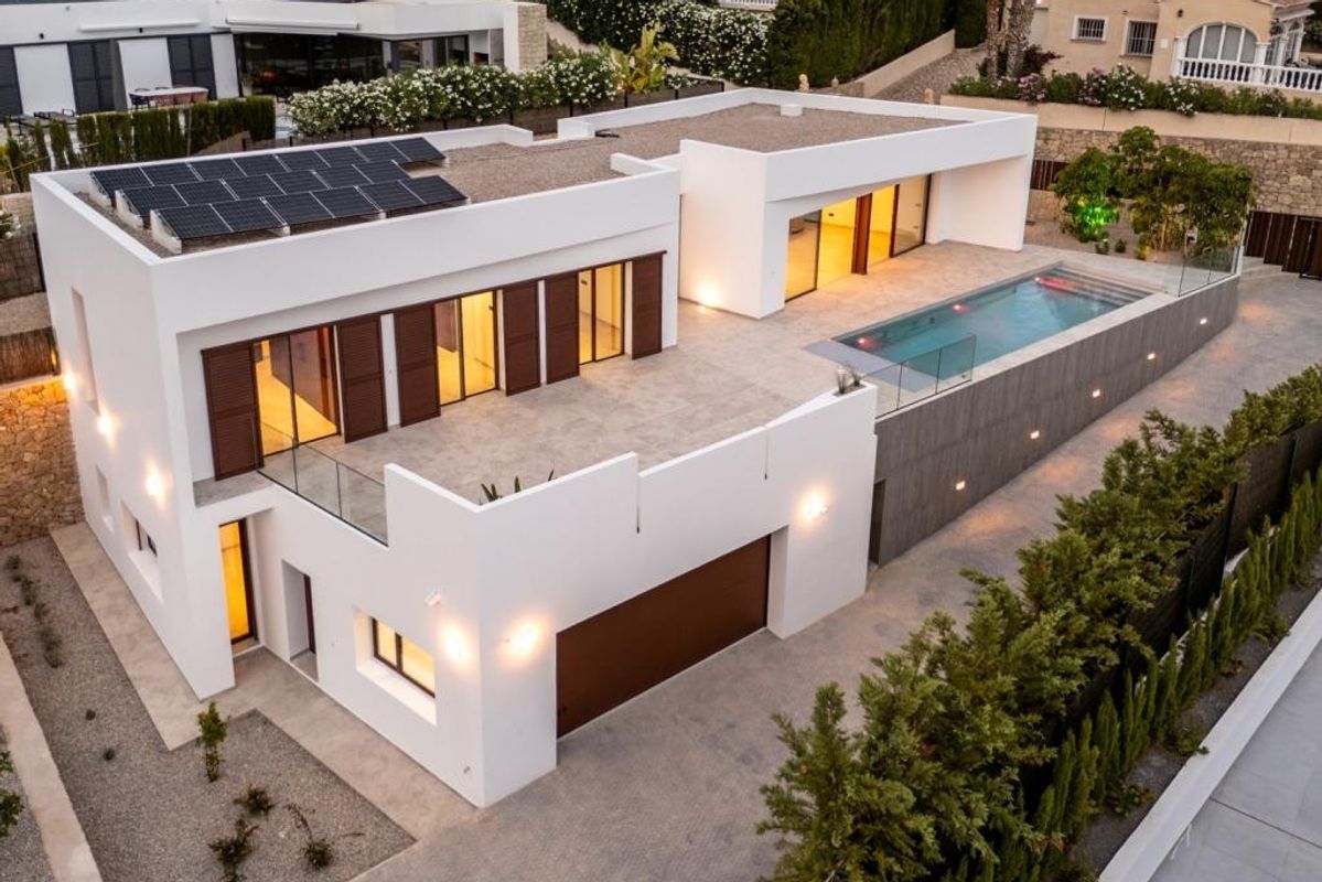 Moderne 4-slaapkamer villa in Calpe met zonnepanelen en een zwembad.