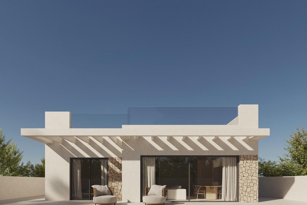 Een ander uitzicht op het zwembad van de villa met zitplaatsen en kustlandschap in Polop, Costa Blanca Noord.