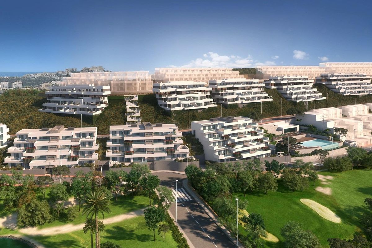 Luchtfoto van het moderne penthousecomplex in Mijas, Costa del Sol, omringd door tuinen en heuvels.