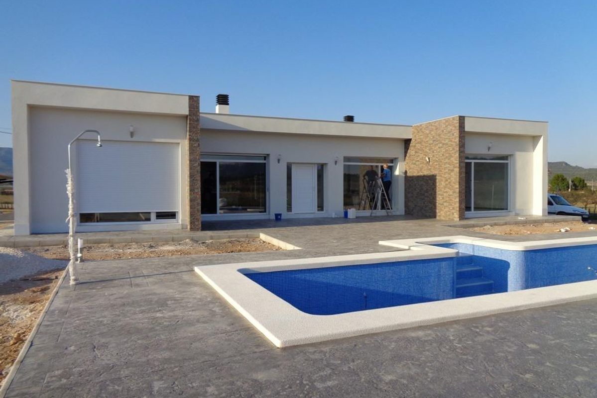 Buitenzicht van een strakke villa met 3 slaapkamers en een zwembad in Pinoso, Costa Blanca South, met moderne stenen accenten.