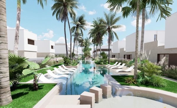 Luxueus gemeenschappelijk zwembad omringd door palmbomen in Los Alcazares, Spanje.