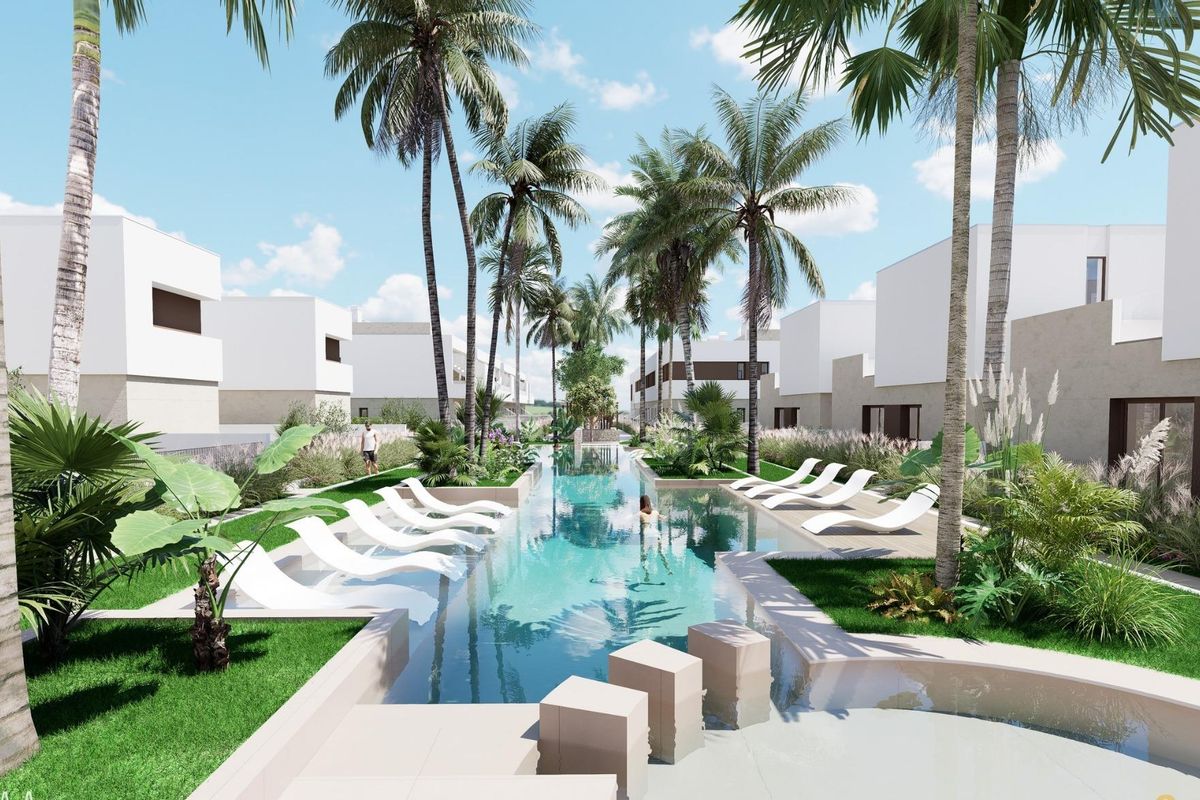 Luxueus gemeenschappelijk zwembad omringd door palmbomen in Los Alcazares, Spanje.