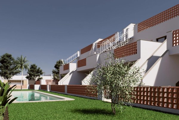 Exterieur van een modern appartementencomplex met een zwembad, gelegen in Pilar de La Horadada, Spanje.