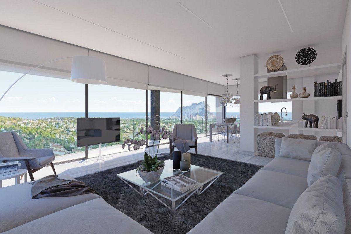 Heldere woonkamer met panoramisch uitzicht op zee in een moderne villa in Calpe, Costa Blanca Noord.