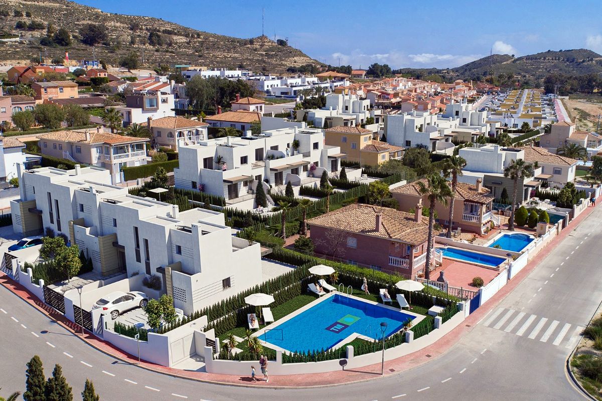 Residentieel complex met witte villa's, gemeenschappelijk zwembad en palmbomen in Busot, Costa Blanca
