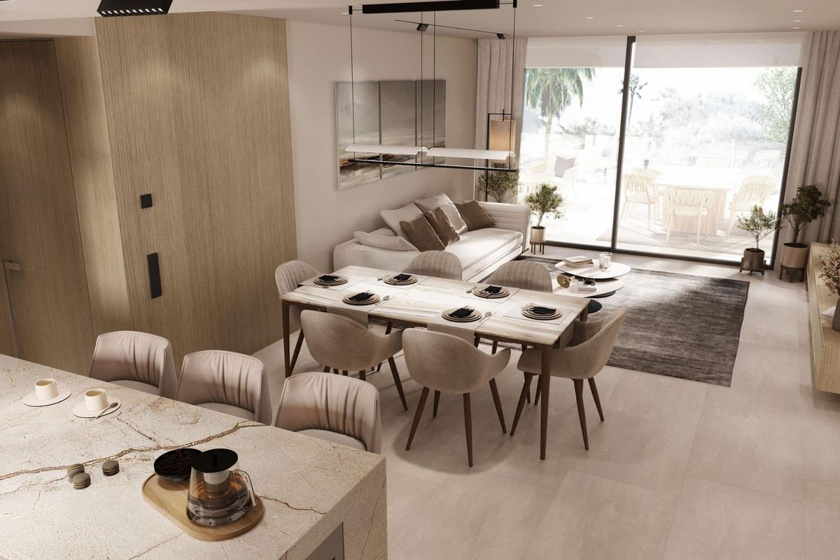 Ruime woonkamer en eetkamer in een 2-slaapkamer appartement, Estepona, met uitzicht op het terras.