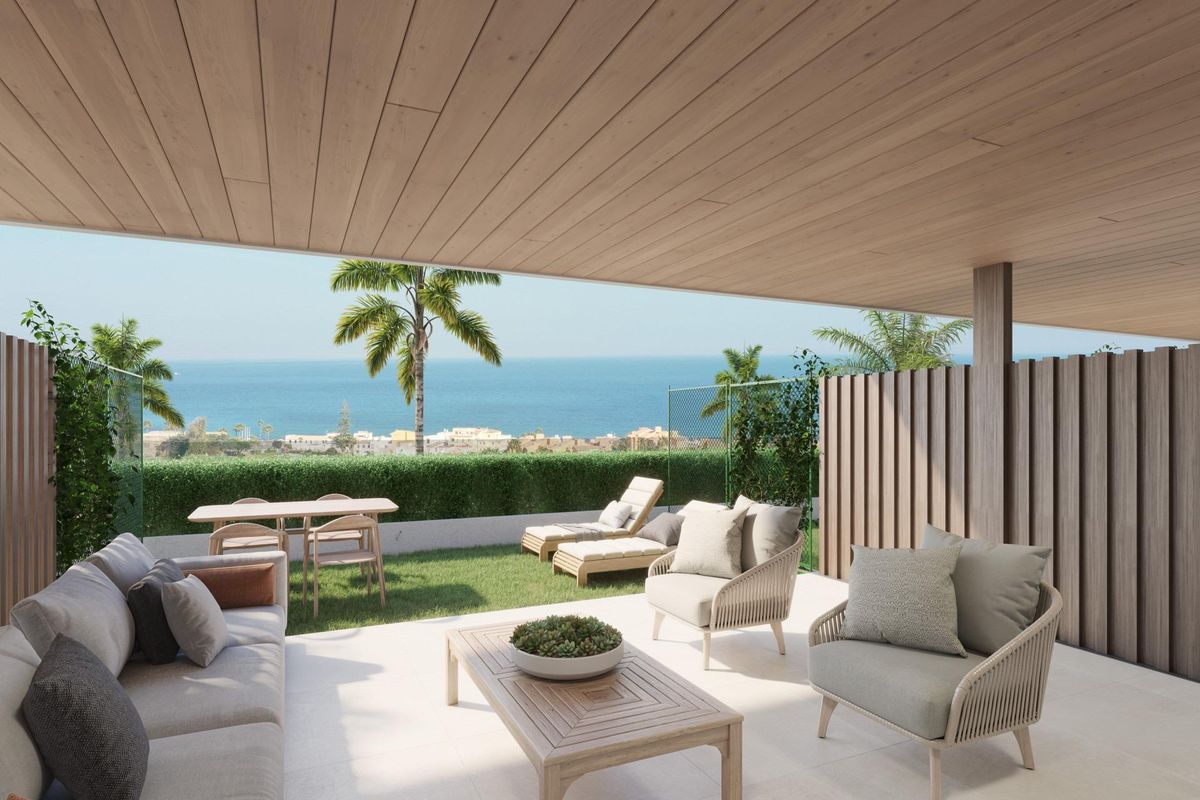 Luxe terras met zeezicht in een 3-slaapkamer appartement in Manilva, Costa del Sol.