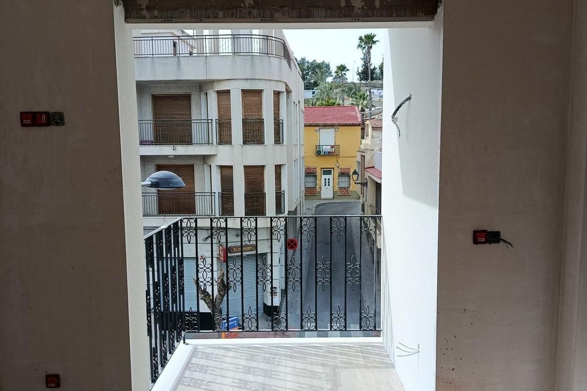 Moderne Küche mit viel Stauraum in Bigastro