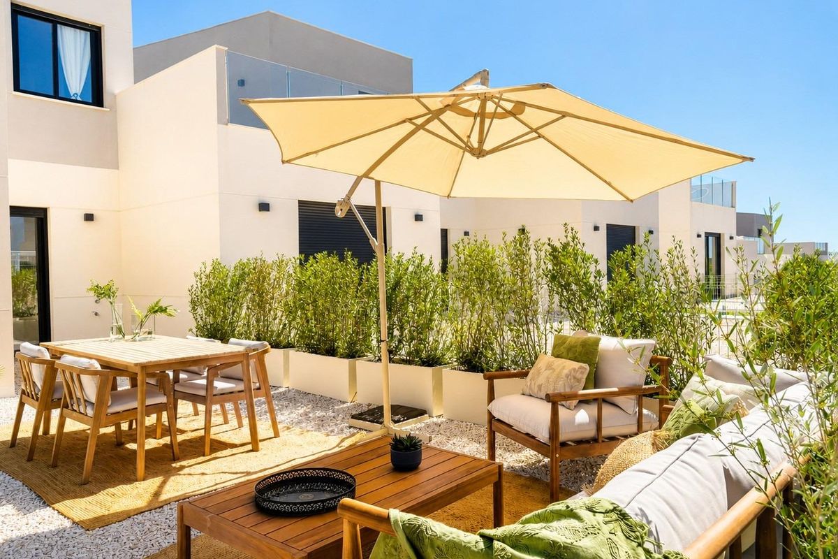 Nieuwbouwwoningen: instapklare rijhuizen en halfvrijstaande villa’s in het Altaona Golf Resort, Murcia