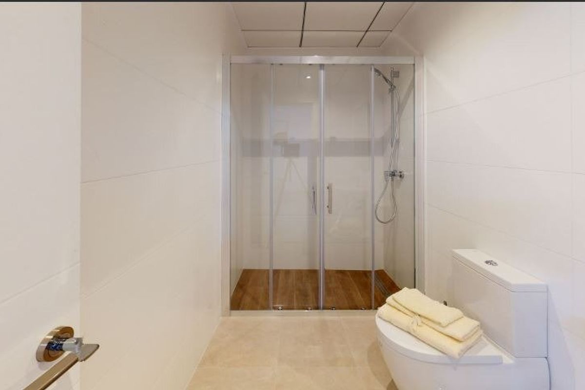 Moderne badkamer met strak ontwerp en douche in een 3-slaapkamer villa in La Nucia, Costa Blanca.