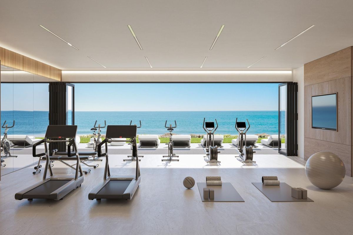 Moderne gym met uitzicht op zee met fitnessapparatuur in Manilva, Costa del Sol.