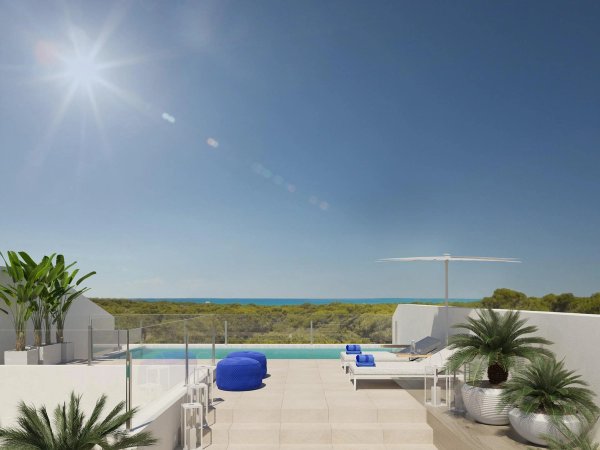 Zonneschijn terras met uitzicht op het zwembad van een 3-slaapkamerpenthouse in Guardamar del Segura, Costa Blanca.