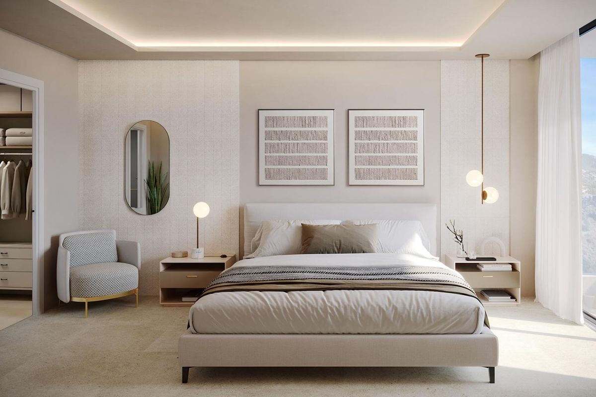 Chique slaapkamer in een 2-slaapkamer appartement, Fuengirola, met stijlvolle verlichting en uitzicht op de bergen.