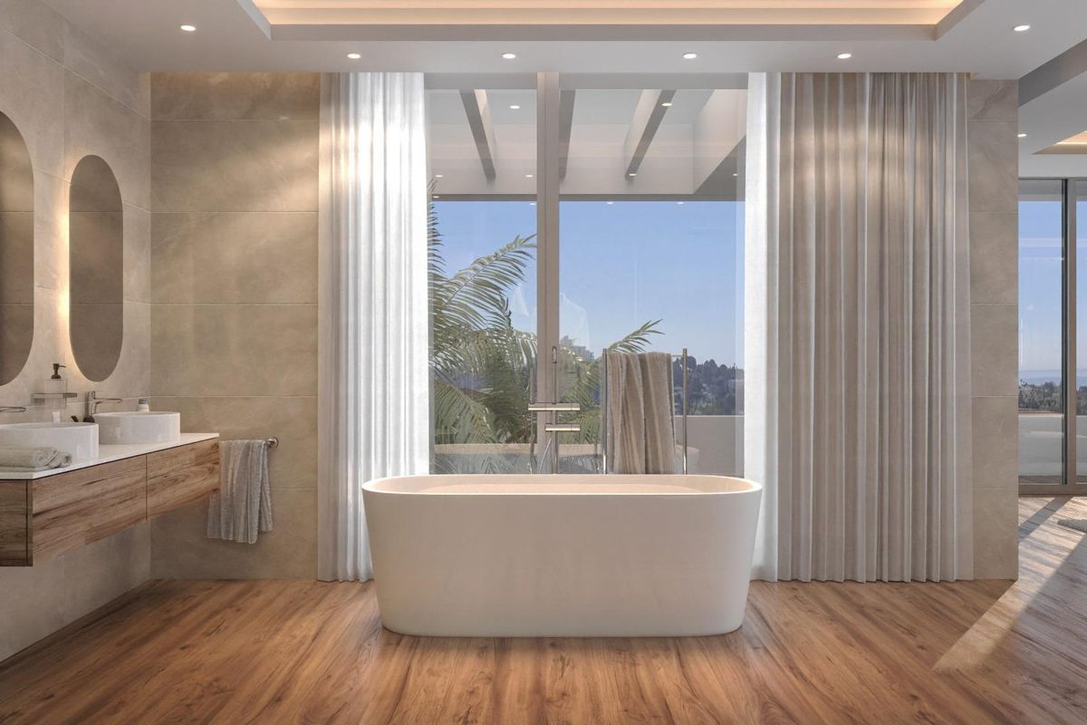 Eigentijdse badkamer met een douche en grote ramen met uitzicht in een villa in Benahavís.