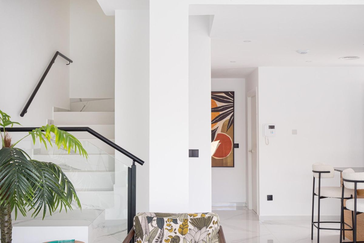 Stijlvolle trap die naar de bovenverdiepingen leidt in een moderne villa in San Pedro del Pinatar.
