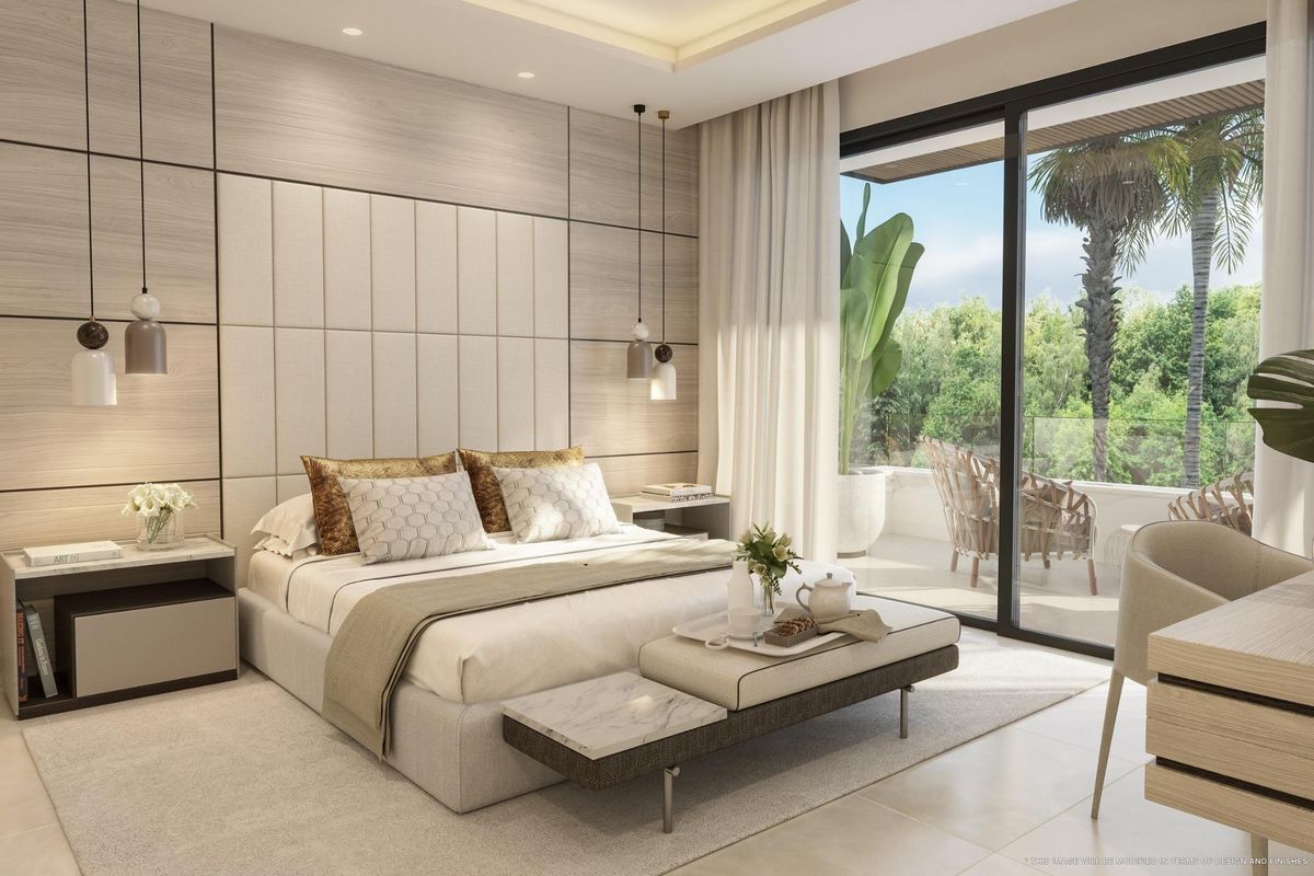 Stijlvolle slaapkamer met een comfortabel bed en toegang tot een balkon in een villa in Mijas, Costa del Sol.