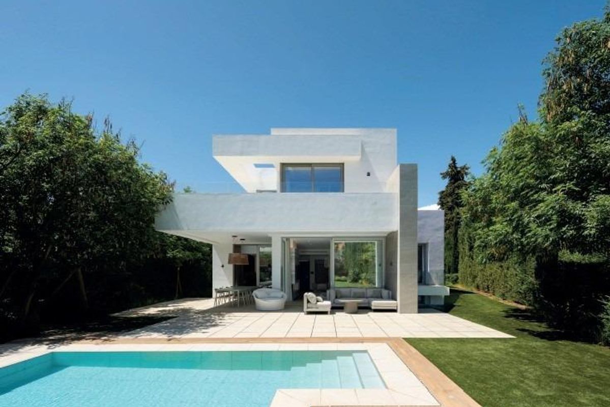 Luxury villa with pool in Estepona
