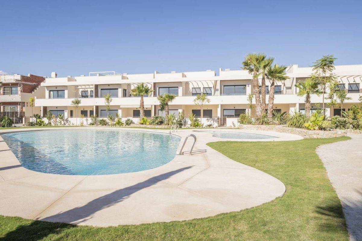 Het zwembad omgeven door groen in een eigentijds bungalowscomplex in Torrevieja, Costa Blanca Zuid.