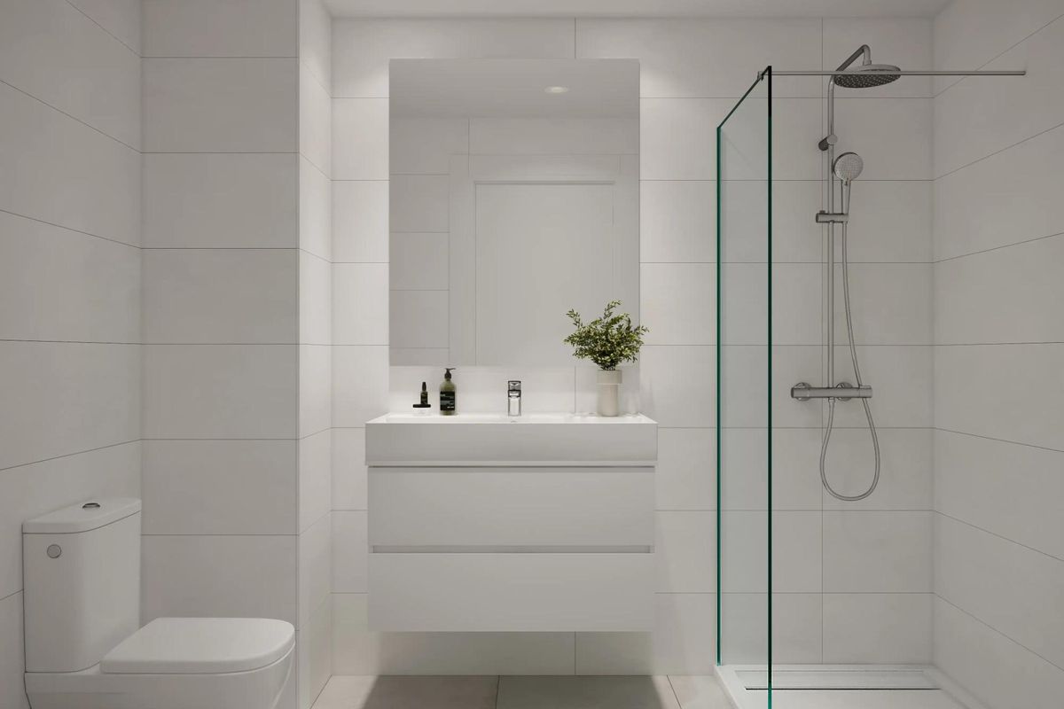 Een ander uitzicht op de stijlvolle badkamer met hedendaagse ontwerpen in Estepona, Costa del Sol.