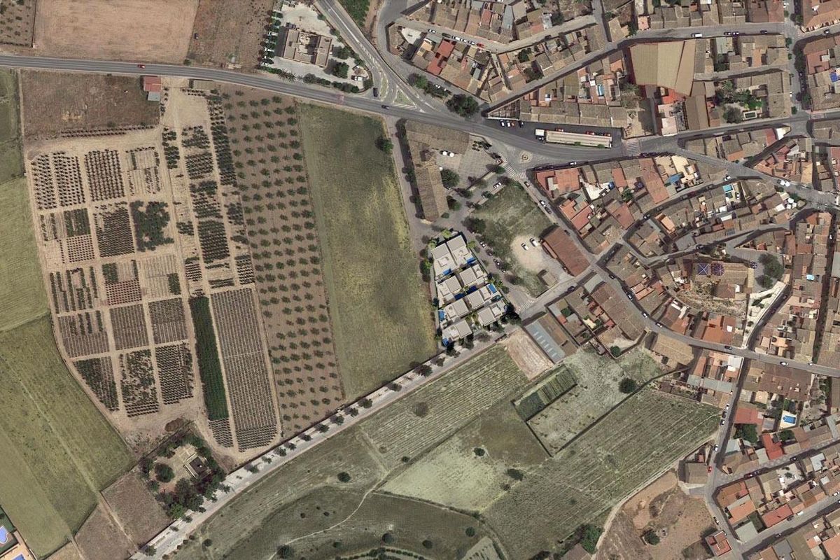 Luchtbeeld van omliggende velden en dorp in Hondón de las Nieves, met nadruk op nieuwe villa-locaties.