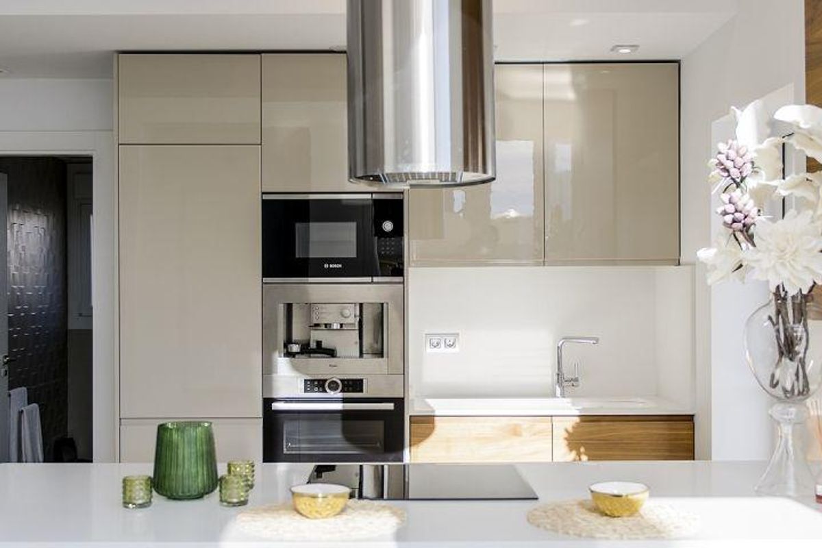 Moderne keuken met strakke kasten en apparaten in een 3-slaapkamer villa in Rojales, Costa Blanca Zuid.