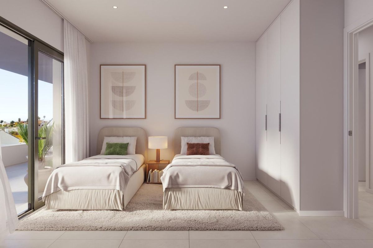 Elegante twin slaapkamer met luxe decor en toegang tot het balkon in een 2-slaapkamer appartement in Fuengirola, Costa del Sol.