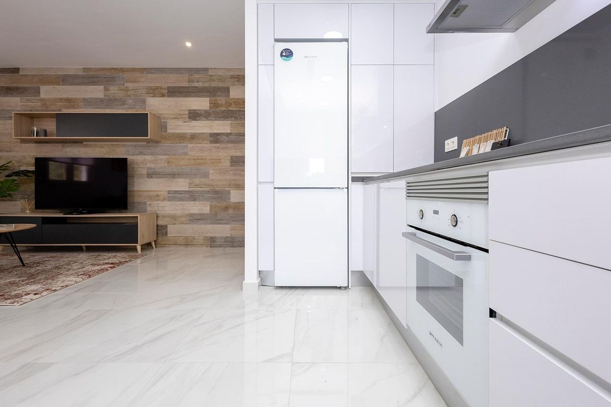 Uitzicht op de keuken in het 2-slaapkamer appartement in Jacarilla, met apparaten en opslag.