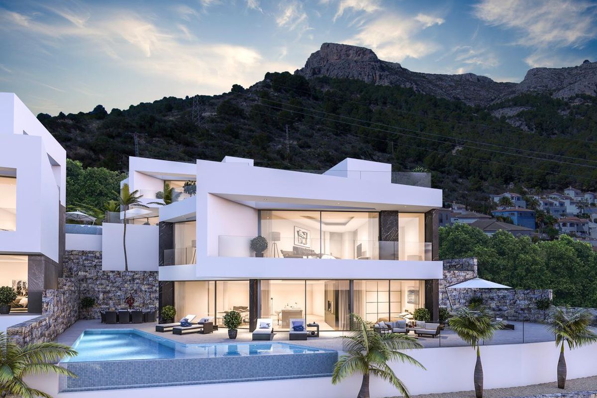 Modern villa-ontwerp in Calpe, Spanje, met het zwembad en de loungeruimte buiten bij zonsondergang.