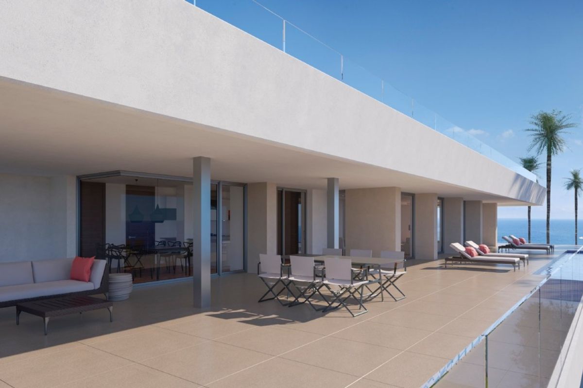 Elegant terras van een 6-slaapkamer villa in Costa Blanca Noord, met zitplaatsen en gedeeltelijk uitzicht op zee.