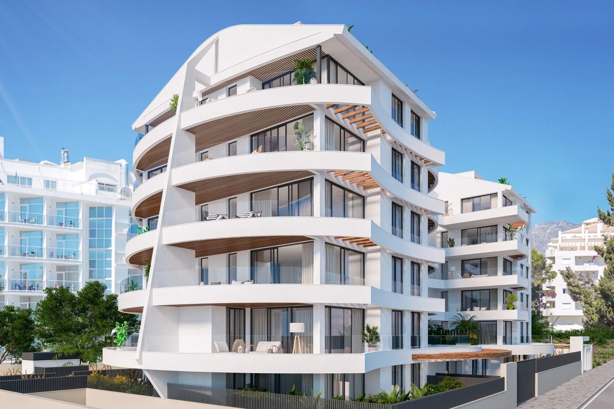 Uitzicht op het stijlvolle gebouw met balkons in het zonnige Benalmádena, waar een 2-slaapkamer penthouse zich bevindt.