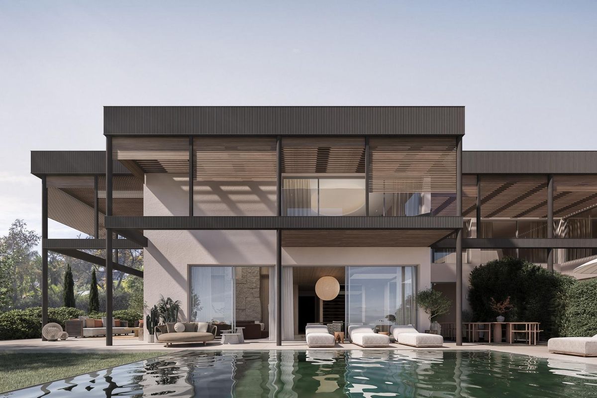 Moderne buitenkant van een 5-slaapkamer villa in Marbella, met grote glazen ramen en een rustige tuin.
