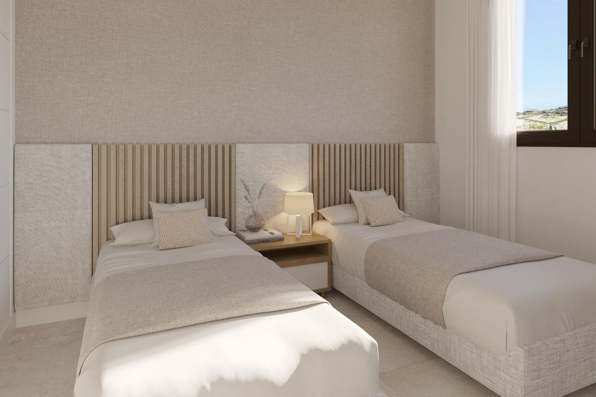 Eigentijdse slaapkamer met twee bedden in een 3-slaapkamer penthouse in Estepona, met elegante decoratie en veel natuurlijk licht.