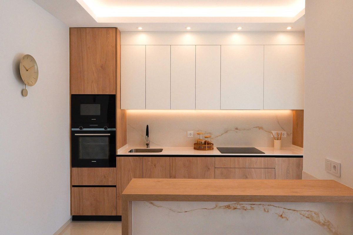 Eigentijdse keuken met moderne apparaten en strakke afwerkingen in Rojales, Costa Blanca Zuid.