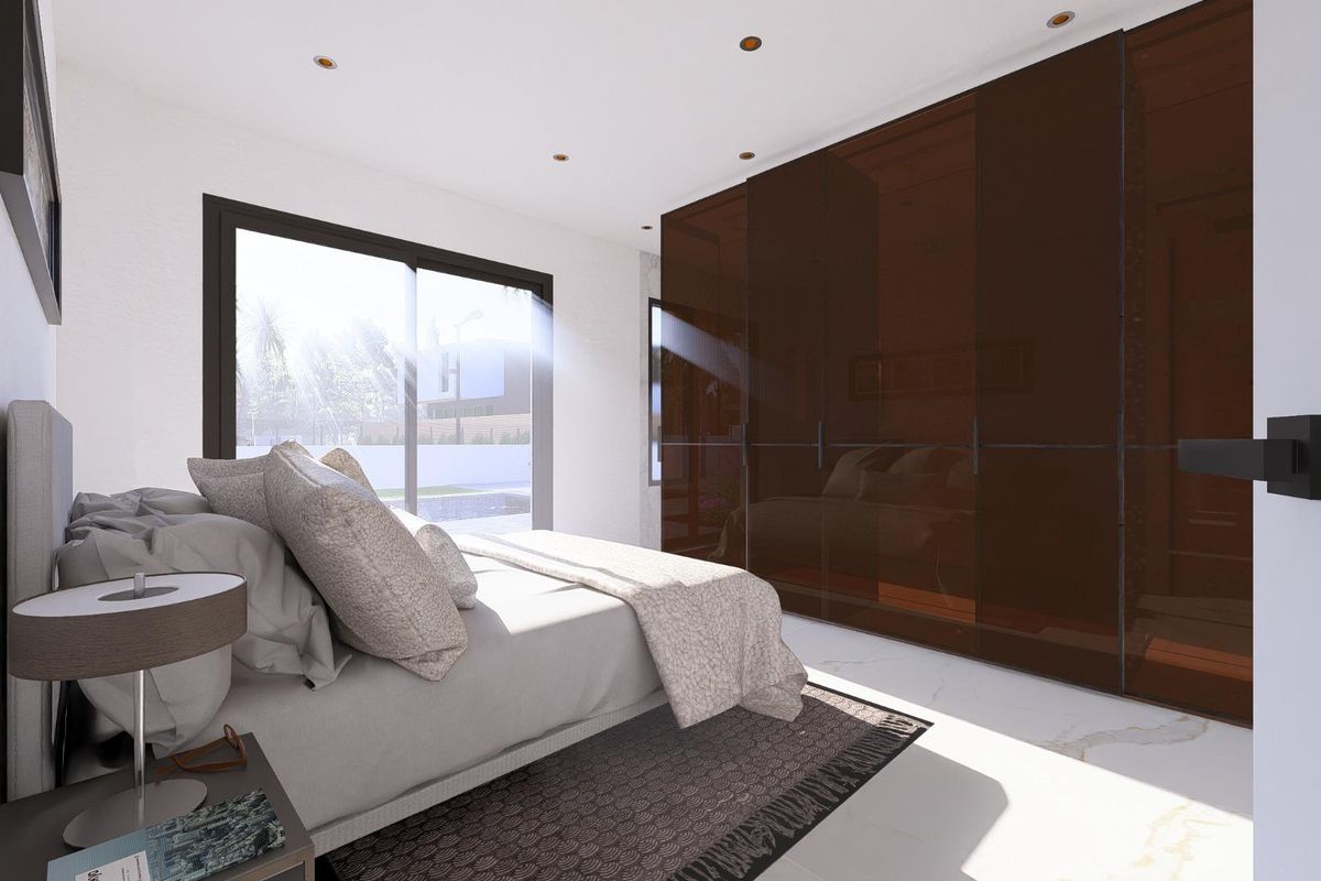 Gezellige slaapkamer in de villa met modern ontwerp en natuurlijk licht, gelegen in Ciudad Quesada.