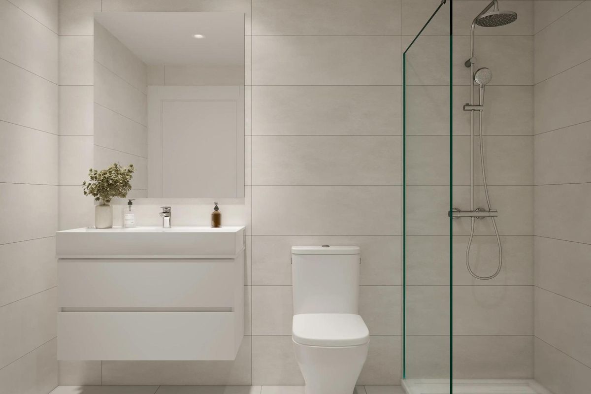 Modern badkamerontwerp met een glazen douche en strakke armaturen in een appartement in Estepona.