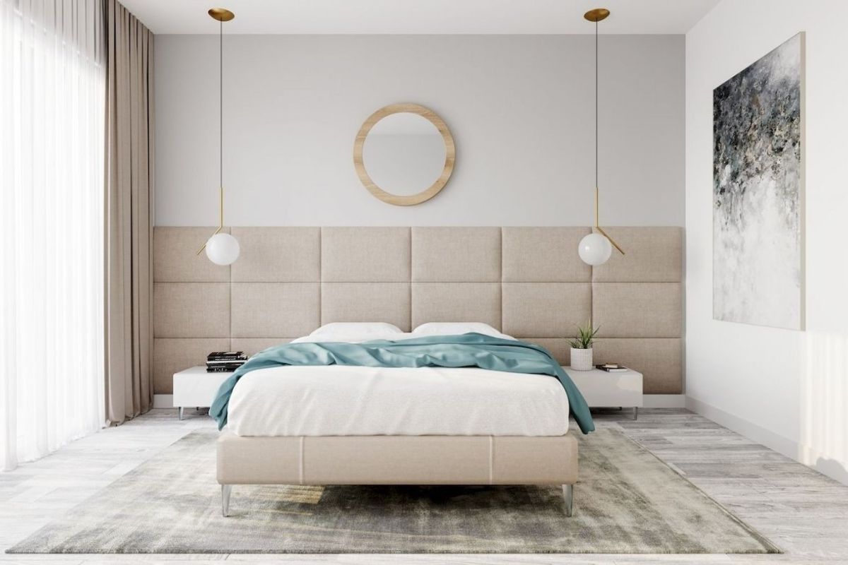 Gezellige hoofdslaapkamer in een Calpe penthouse, compleet met elegante decoratie en grote ramen.