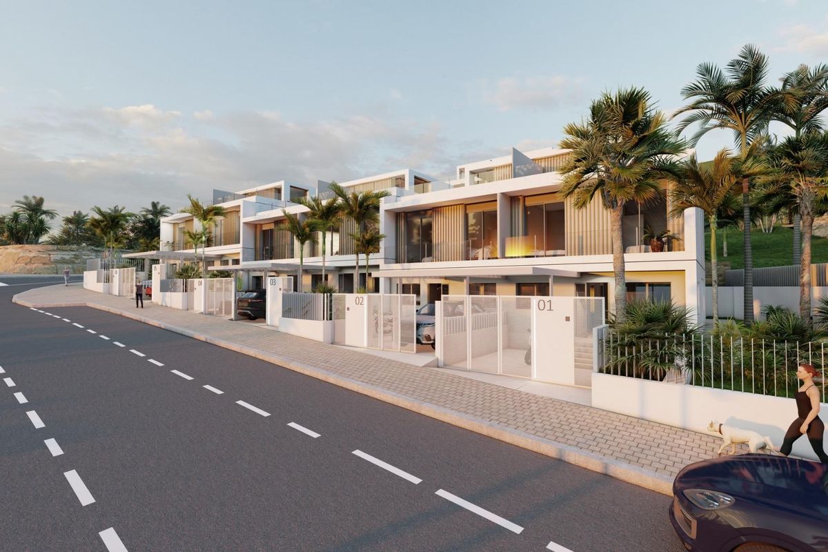 Verwelkomende ingang van een moderne townhouse in Estepona, die het stijlvolle ontwerp en de kustlocatie benadrukt.