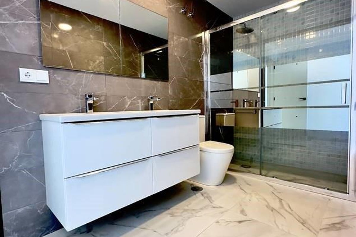 Luxueuze badkamer met moderne accessoires in een villa in Rojales, Costa Blanca Zuid, Spanje.