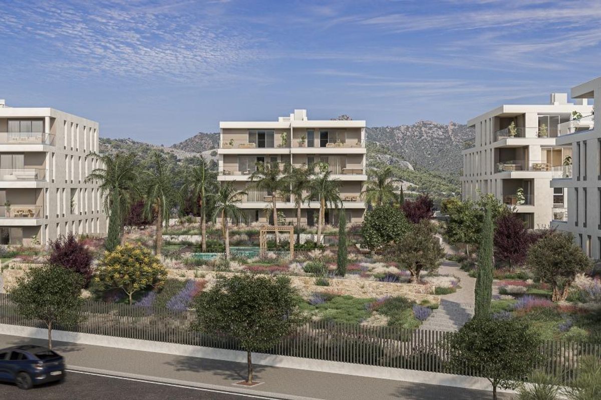 Straatbeeld van moderne woningen omringd door aangelegde tuinen in Benicassim, Costa Blanca.