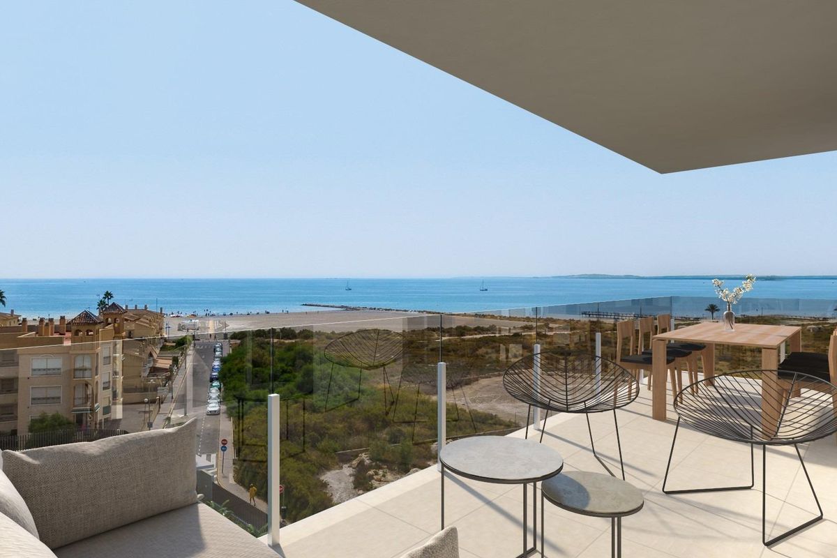 Penthouse terras met uitzicht op zee in Santa Pola, met buiten dineren en moderne zitgelegenheid.