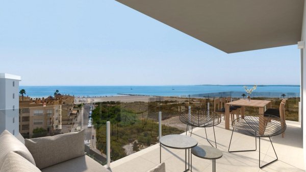 Penthouse terras met uitzicht op zee in Santa Pola, met buiten dineren en moderne zitgelegenheid.