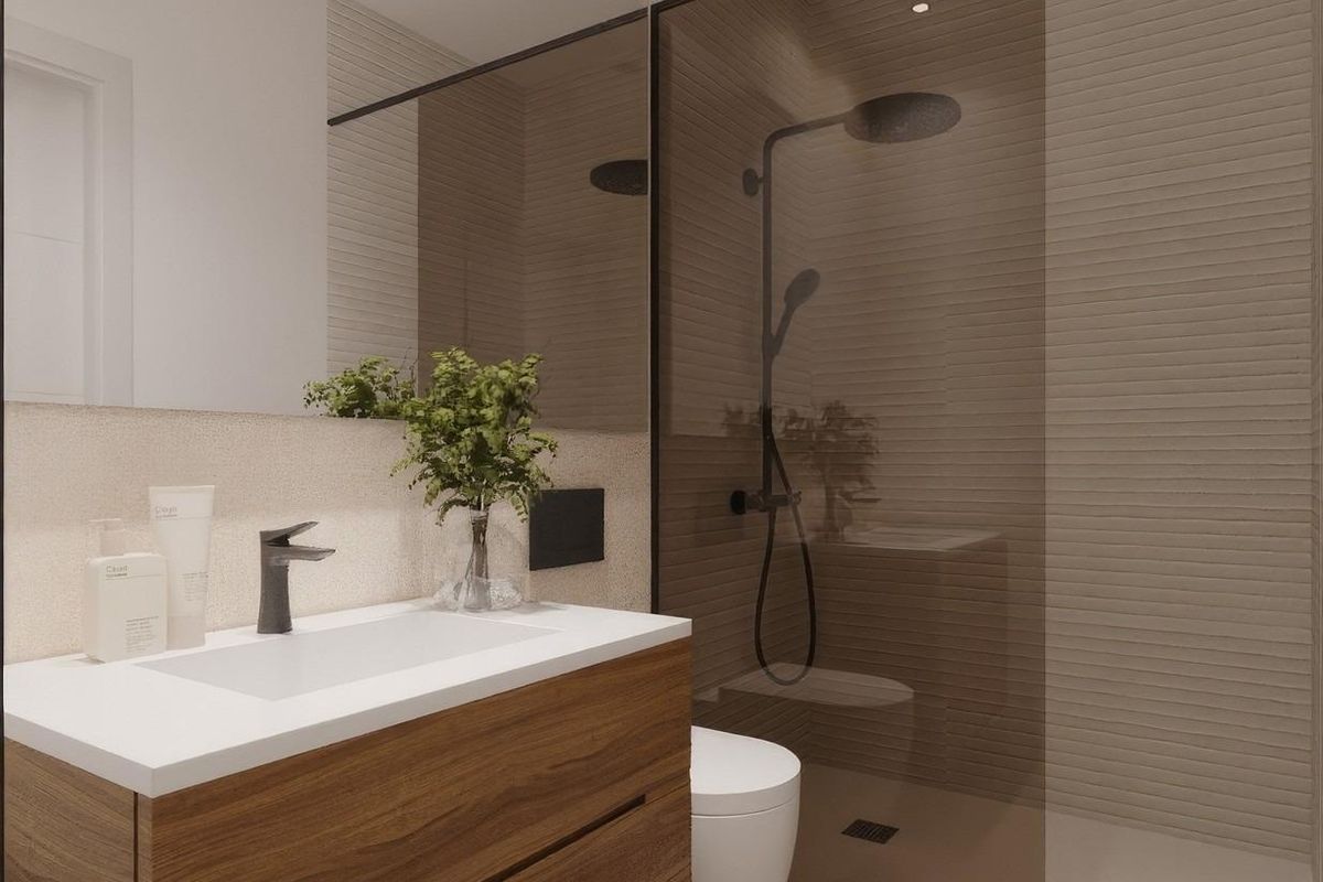 Elegant badkamer met moderne voorzieningen en een inloopdouche in het appartement in Fuente Álamo.